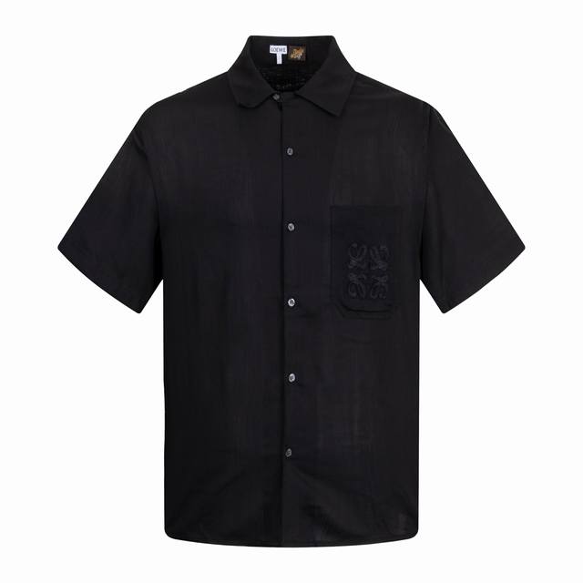 独家供应 Loe 25Ss Anagram亚麻短袖衬衫 面料采用以粘胶纤维与亚麻融合，通过气流纺纱技术实现纤维互锁，粘纤的柔滑垂坠感中和亚麻的粗粝肌理，亚麻的骨