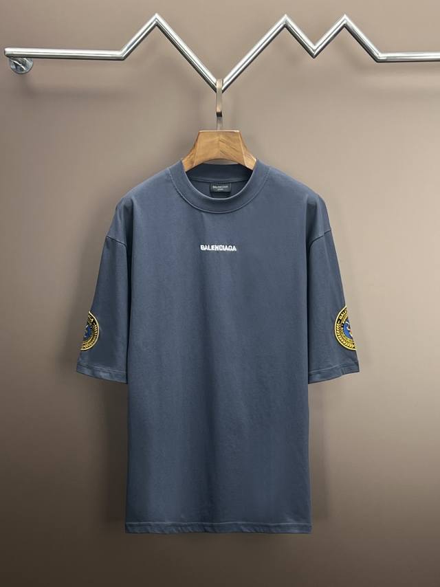 高端品质 巴黎世家Balenciaga 原版高克重纱纯棉面料 重工艺，绣花，加徽章，手感滑爽 L极度舒适体验 十足的高级感，都保持奢华高贵的特有的视觉质感. 颜