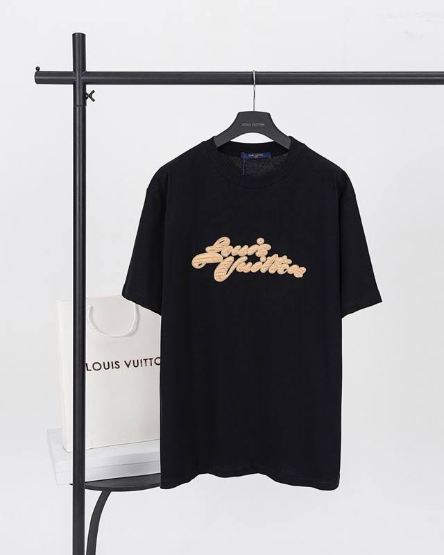 顶级版本.官网品质 Louis Vuitton*路易威登 Lv 25Ss 艺术字母Logo刺绣短袖T恤 棉质平纹针织面料是一种由棉纤维制成的针织面料，面料具有良