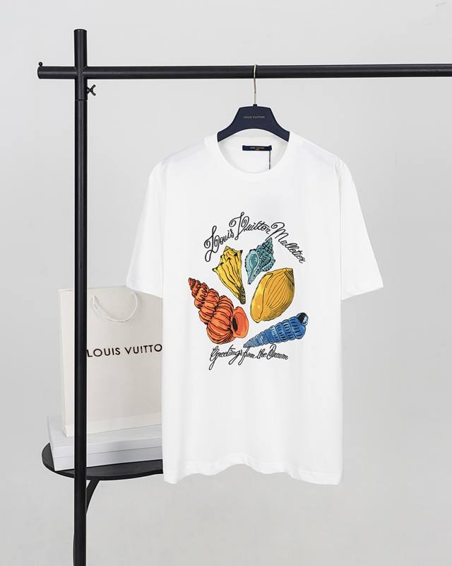 顶级版本.官网品质 Louis Vuitton*路易威登 Lv 海螺印花刺绣字母短袖T恤 采用原板独家定制260克32支双莎纯棉面料 质感非常柔软舒服 100%