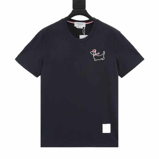 实物藏青 款号Y812 Thom Browne 24Ss Tb小狗印花短袖 灵感源自八十年代复古 采用定制面料制作而成 官方同款 面料经过同缸染色工艺处理 手感
