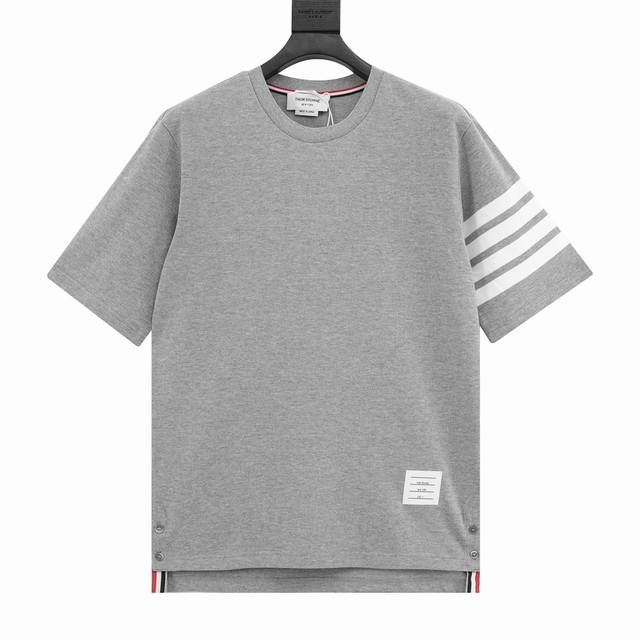 款号Y815 Thom Browne 汤姆布朗 经典四杠短袖 原版定制面料，克重和原版一致，超重工的针织工艺使面料表面呈现出细腻的肌理感，手感柔和厚实，有一定的