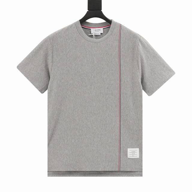 款号Y811 Thom Browne 汤姆布朗 三色条纹织带圆领短袖 原版定制面料，克重和原版一致，超重工的针织工艺使面料表面呈现出细腻的肌理感，手感柔和厚实，
