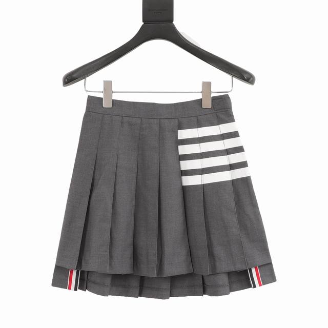款号Y813 Thom Browne 汤姆布朗.Tb经典色织白色四条杠基础短裙 正品起版 前长后短开叉经典短裙 圆形红白蓝拉链头 面料采用高档免烫西装面料 里布