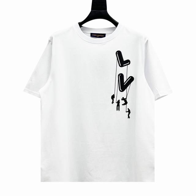 款号Y330 Louis Vuitton 路易威登 23Ss 黑白Logo伞兵短袖 专柜7170元购入，也是当季主线元素，原身布切捆条做罗纹，原版定染颜色，前幅