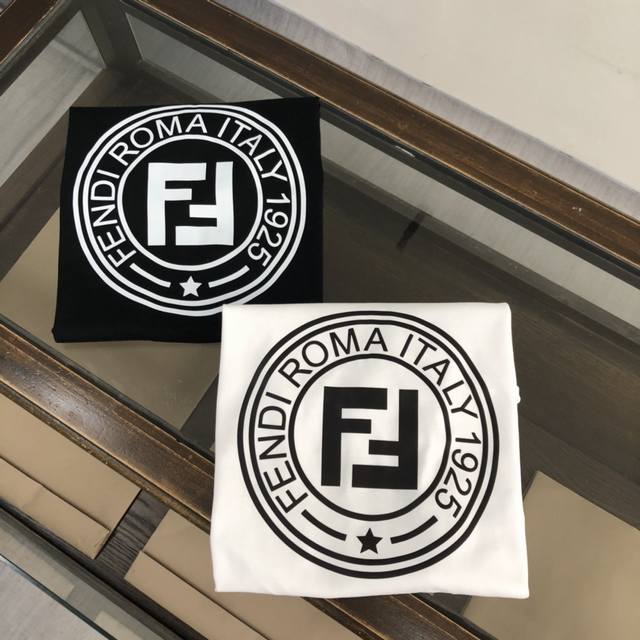 Fendi 夏季新款圆领短袖T恤！高端纯棉面料，手感质感都极完美！修身裁剪设计干净利落！时尚又好看！走线做工非常精致！版型效果超赞！而且透气性能超强！任何年龄阶