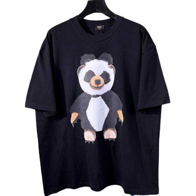 Fendi 芬迪 2025最新款潮牌情侣款，经典Logo印花圆领T恤，春夏新品！高品质280克纯棉面料，时尚百搭经典潮款 ，穿着舒适，透气 时尚，不失个性， 帅
