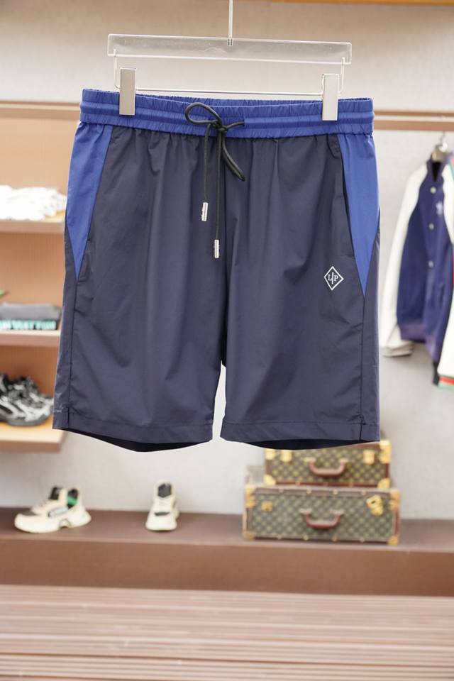 Lp 2025春夏 年度火爆新款打造百搭运动风休闲短裤，定织定染面料，面料选用100%棉质地更加的柔软亲肤，定制五金配件装饰，简约大气上档次，松紧腰锁边设计，车