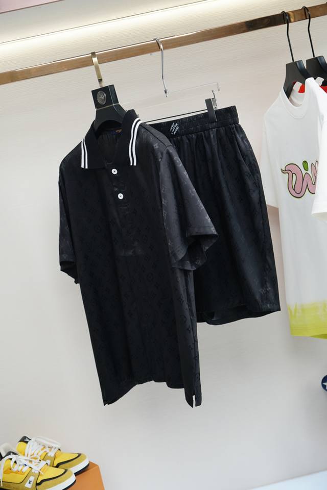 一套 Lv 时尚薄款休闲外套短裤套装 采用客供高密度精材质面料，软糯亲肤，抗皱立挺有型，品牌字母Logo，满满的时尚感；适合多种穿搭风格；一款不挑年纪的外套Lz