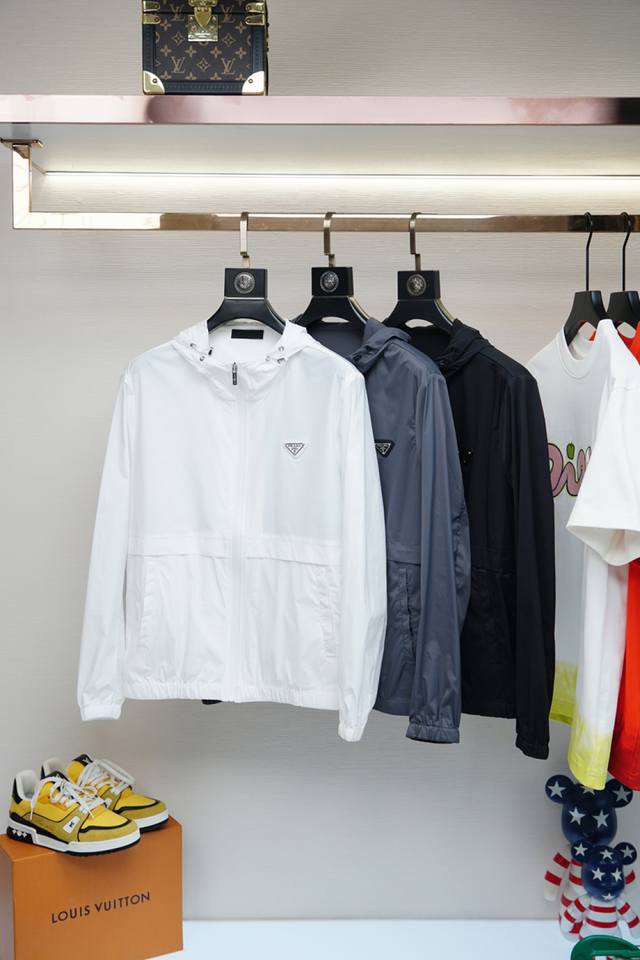 普拉达 Prada 防晒衣 经典款机能休闲外套拉链防水设计、防晒面料和谐又时尚没有违和感、亚太地区订单台湾外贸公司原单货产地意大利、材质精致细腻似乎是专利品质上