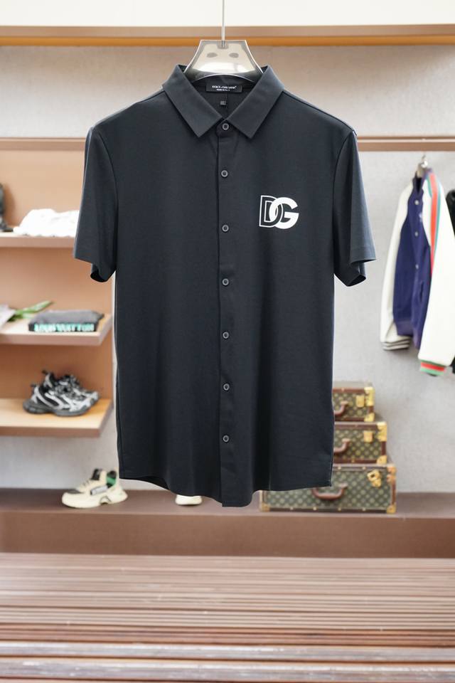 Dg- 重磅推荐！2025早春。新品 专柜在售 时尚高端男装衬衣，胸前Logo个性时尚 进口顶极高密度丝光珠地，极为亲肤舒适 摸上去非常的细腻，质感很好，舒软透