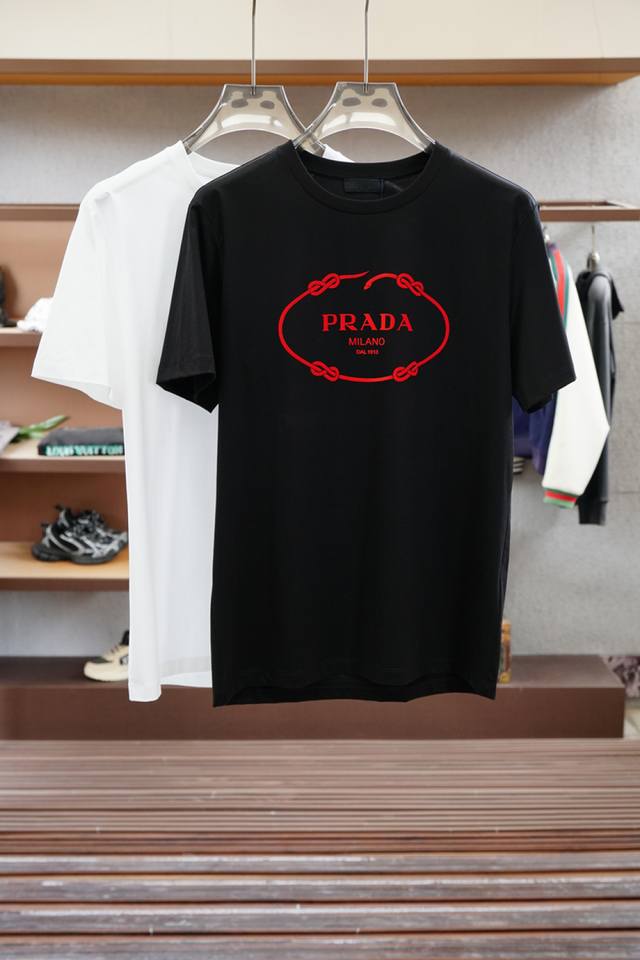 2025Ss系列新品 Prada普拉达 时尚圆领短袖高级定制百搭款式！更有实用感 任何人都可以轻松驾驭 采用经典双丝光面料工艺 奢华经典品牌字母Logo设计，非