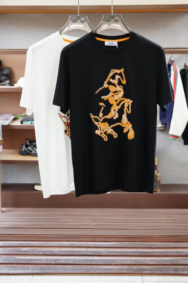 Hermes 爱马仕- 2025Ss 春夏新品 经典百搭款 圆领短袖T恤 简单大方设计 干净利落剪裁 采用进口丝光棉面料 柔软细腻 吸汗透气，亲肤挺滑手感，衣服