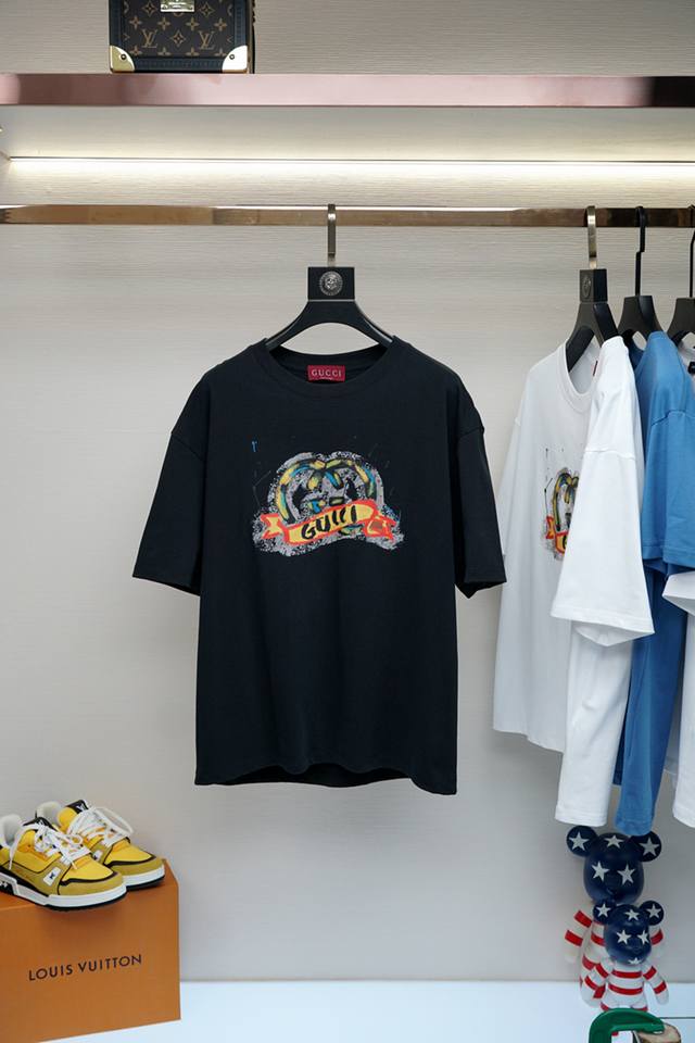 Gucci 古奇 2025春夏新品，优选特定原版开发双股精棉平纹面料，上身挺阔舒适度佳，外穿内搭随意搭配，男女同款夏日必备 尺码S-Xxl
