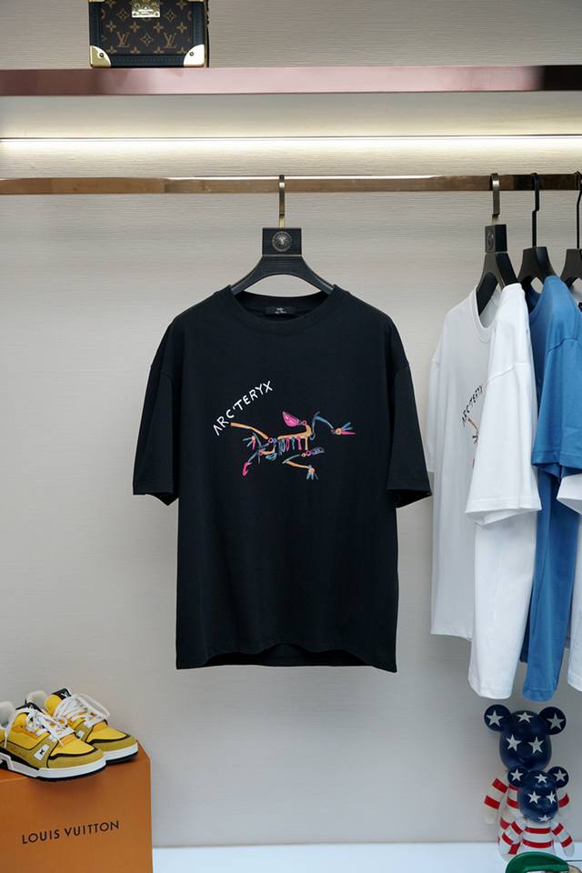 始祖鸟-2025春夏新品，优选特定原版开发双股精棉平纹面料，上身挺阔舒适度佳，外穿内搭随意搭配，男女同款夏日必备 尺码S-Xxl