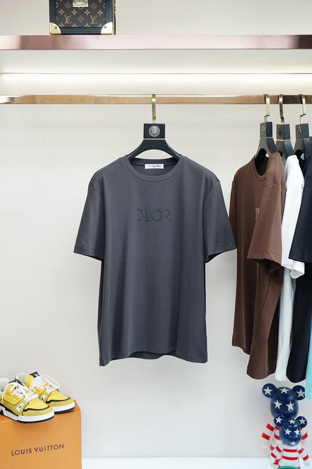 Dior 迪奥- 2025Ss 春夏新品 经典百搭款 圆领短袖T恤 简单大方设计 干净利落剪裁 采用进口丝光棉面料 柔软细腻 吸汗透气，亲肤挺滑手感，衣服设计也