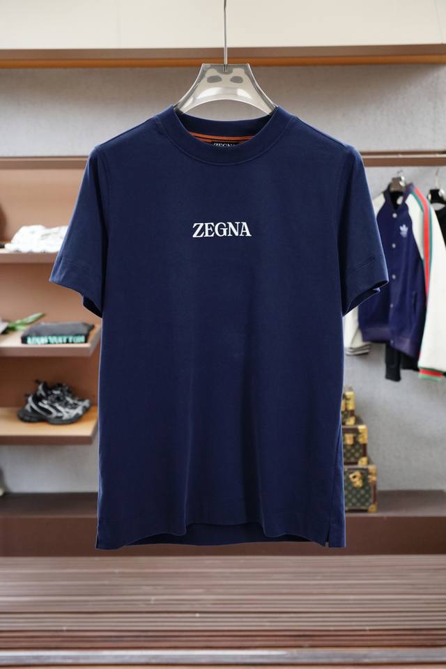 杰尼亚-平纹针织T恤是品牌的基础款式采用280克纯棉面料 舒适透气华美简约风格与精致魅力重释基础单品，赋予其设计新意。正面印花Logo徽标展现标志性元素。后背做