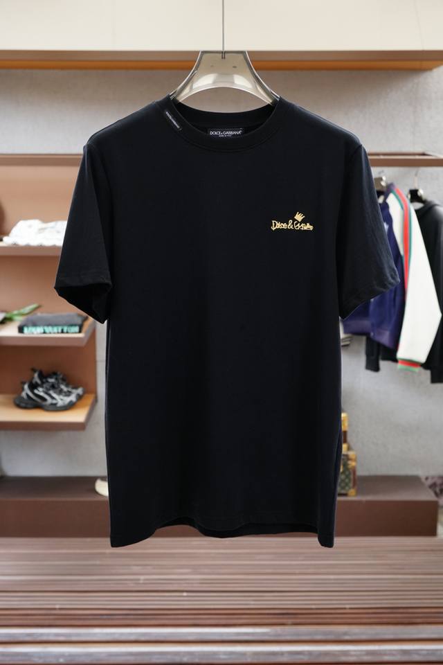 Dg-2025春夏系列新品 男士圆领短袖奢华品牌字母Logo标识标注宽松版型剪裁，上身就能体会这款设计带来的年轻与时尚感！整体时尚而有潮流，采用顶级欧洲丝光双面