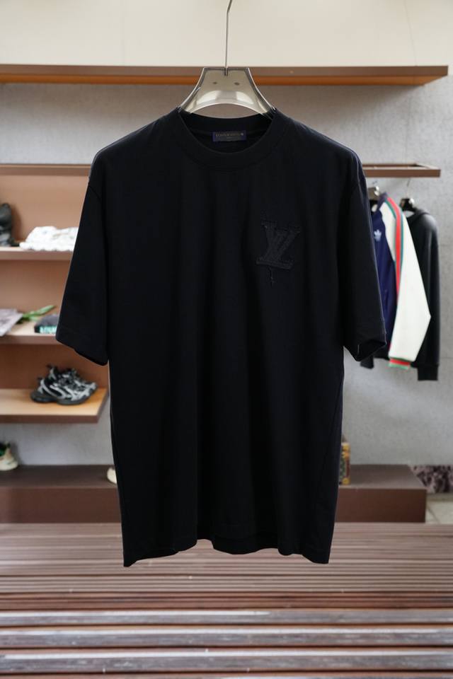 Lv 路意威登 2025春夏系列新品 男士圆领短袖奢华品牌字母Logo标识标注宽松版型剪裁，上身就能体会这款设计带来的年轻与时尚感！整体时尚而有潮流，采用顶级欧