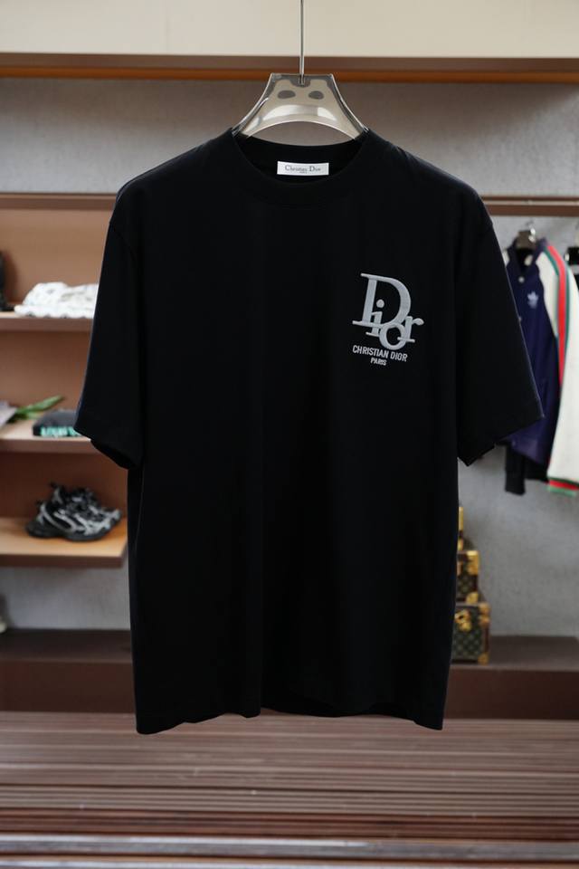 Dior 迪奥 2025春夏系列新品 男士圆领短袖奢华品牌字母Logo标识标注宽松版型剪裁，上身就能体会这款设计带来的年轻与时尚感！整体时尚而有潮流，采用顶级欧