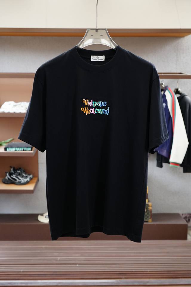 西太后 2025春夏系列新品 男士圆领短袖奢华品牌字母Logo标识标注宽松版型剪裁，上身就能体会这款设计带来的年轻与时尚感！整体时尚而有潮流，采用顶级欧洲丝光双