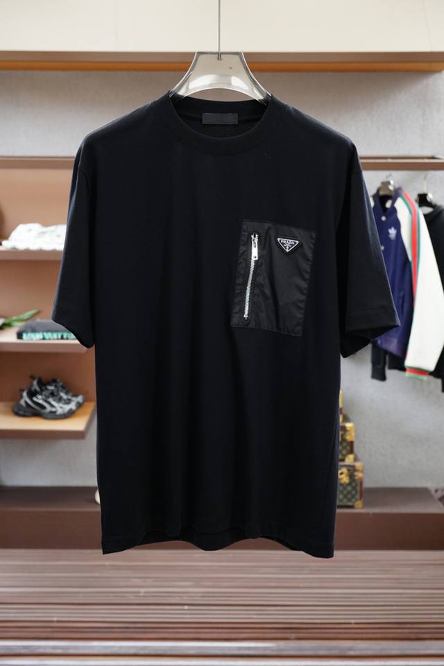 Prada 普拉达-2025春夏系列新品 男士圆领短袖奢华品牌字母Logo标识标注宽松版型剪裁，上身就能体会这款设计带来的年轻与时尚感！整体时尚而有潮流，采用顶