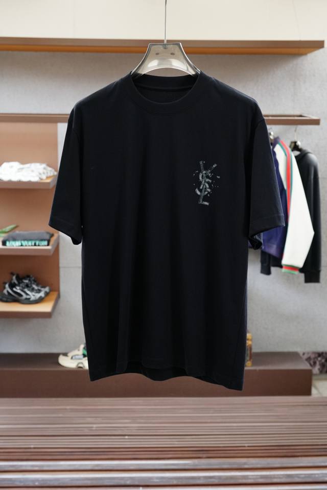 Ysl-2025春夏系列新品 男士圆领短袖奢华品牌字母Logo标识标注宽松版型剪裁，上身就能体会这款设计带来的年轻与时尚感！整体时尚而有潮流，采用顶级欧洲丝光双