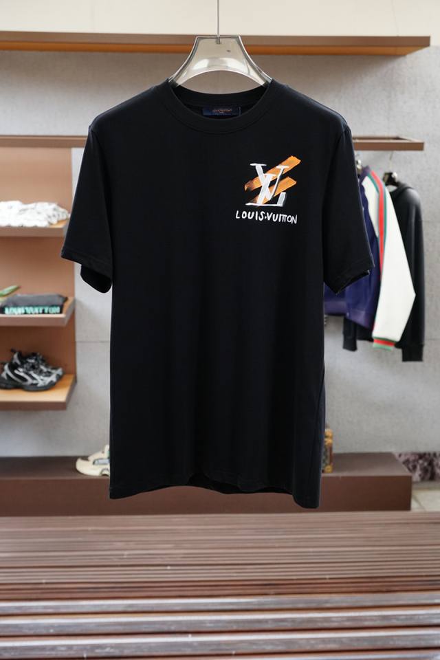 Lv- 路易威登-2025春夏系列新品 男士圆领短袖奢华品牌字母Logo标识标注宽松版型剪裁，上身就能体会这款设计带来的年轻与时尚感！整体时尚而有潮流，采用顶级