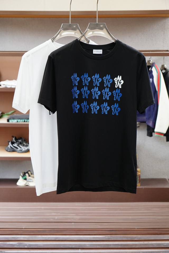 2025Ss系列新品 Monc*Er. 蒙口 时尚圆领短袖高级定制百搭款式！更有实用感 任何人都可以轻松驾驭 采用经典双丝光面料工艺 奢华经典品牌字母Logo设