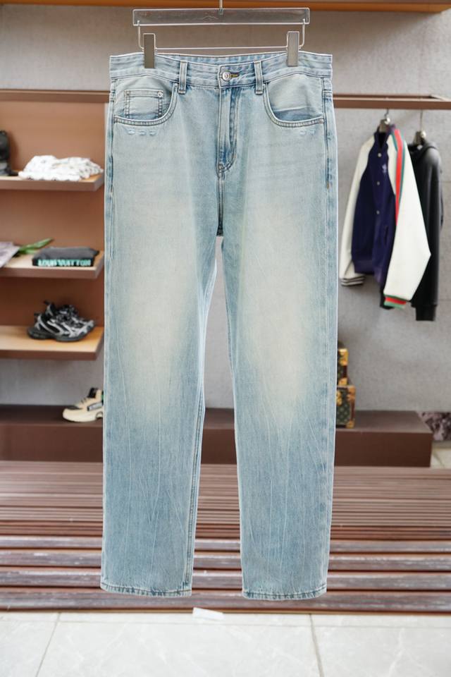 Dior 迪奥 宽松直筒！新款蓝牛王，独具匠心。这款裤子以日本进口原牛为原材料，历经精细打造，彰显非凡品质。赋予裤子极佳的韧性与舒适度。值得一提的是，我们独特的