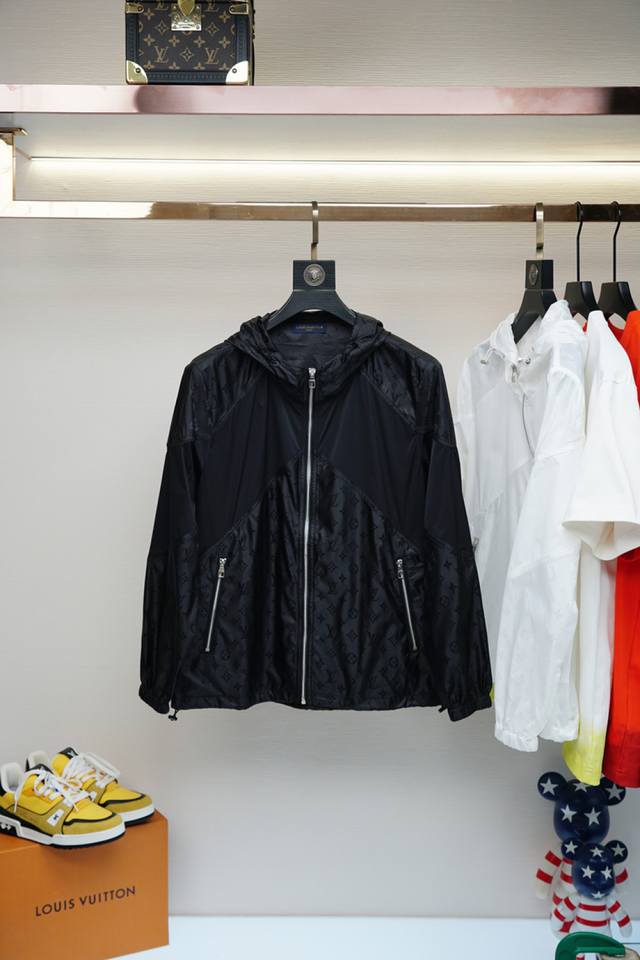 Lv。 路易威登。 防晒衣 经典款机能休闲外套拉链防水设计、防晒面料和谐又时尚没有违和感、亚太地区订单台湾外贸公司原单货产地意大利、材质精致细腻似乎是专利品质上