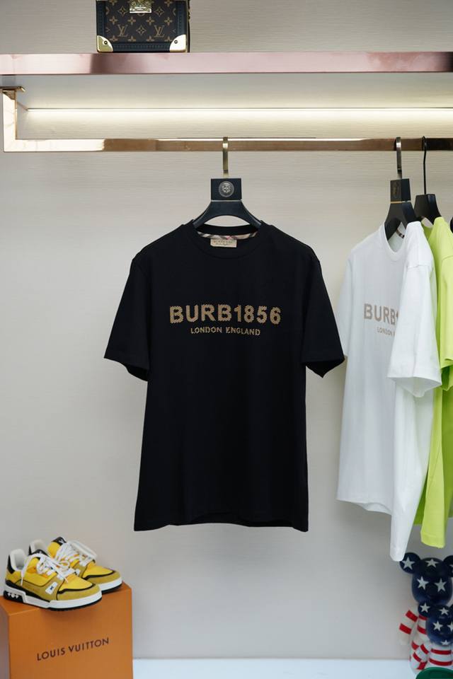Bbr 巴宝莉 2025春夏系列 1.颜色：黑色 白色 2.尺码:M-5Xl 3.版型:微阔短袖T 4.成份:兰精莫代尔面料，225克重，面料表面纹理细腻平整，