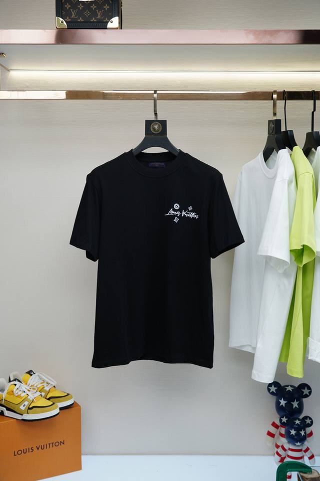 Lv 路易威登 2025年春夏系列 H8056 1.颜色：黑色 白色 铁灰 2.尺码:M-5Xl 3.版型:微阔短袖T 4.成份:罗马棉平纹面料，245克重，面
