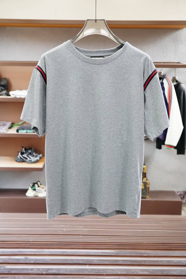 Gucci 古奇 夏季新款。这件古驰织带圆领短袖，承载着品牌深厚的匠心底蕴。细致的织带工艺，每一丝纹理都诉说着意大利传统手工艺的精湛。圆领设计简约大方，修饰颈部