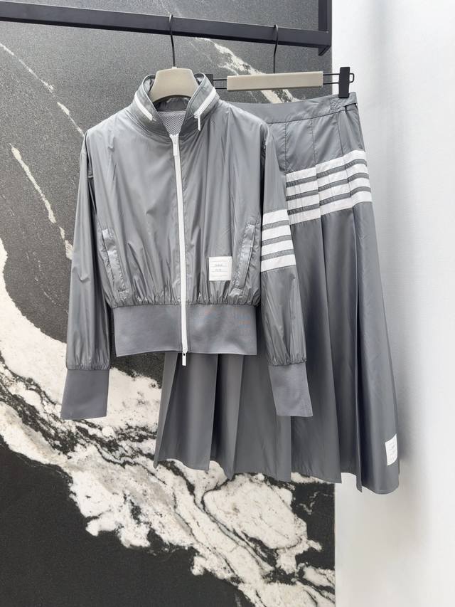 外套 半裙 Tb 25Ss 春夏新品运动少女风灰色记忆丝尼龙夹克+中长款压褶半裙 集减龄和时髦于一身的套装 配色很好看 经典条杠元素拼接拉链式藏领设计 小短款版
