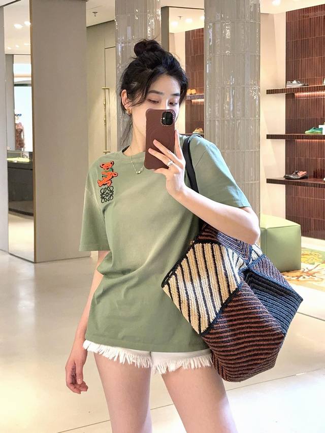 Loew* 25Ss春夏新款 微标小熊绣花圆领短袖T恤丨独家Yb开发！高版出品！面料的手感非常柔软，质地轻薄并有高度透气性， 胸前饰有小熊毛巾布刺绣点缀， 标志