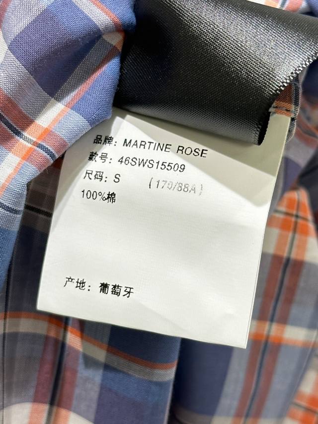 25Ss夏季新款上新！Ac这款童趣格子无袖衬衫秉持着复古90年街头文化地下摇滚乐队为主题 .通过模糊性别的手法挑战传统设计的规则与边界。品牌通过融入有趣的元素