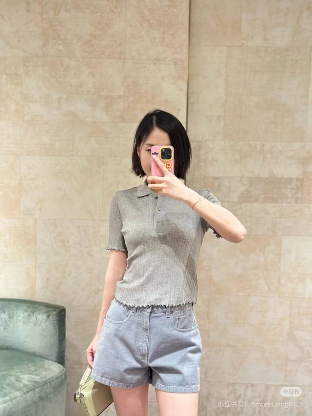 Fend* 25Ss早春新款 时髦尖子生减龄Polo领针织短袖毛衣。原版开发！高版出品！18针进口纯棉纱线！坑条设计修身版型上身巨显瘦！密边工艺气质少女风减龄甜