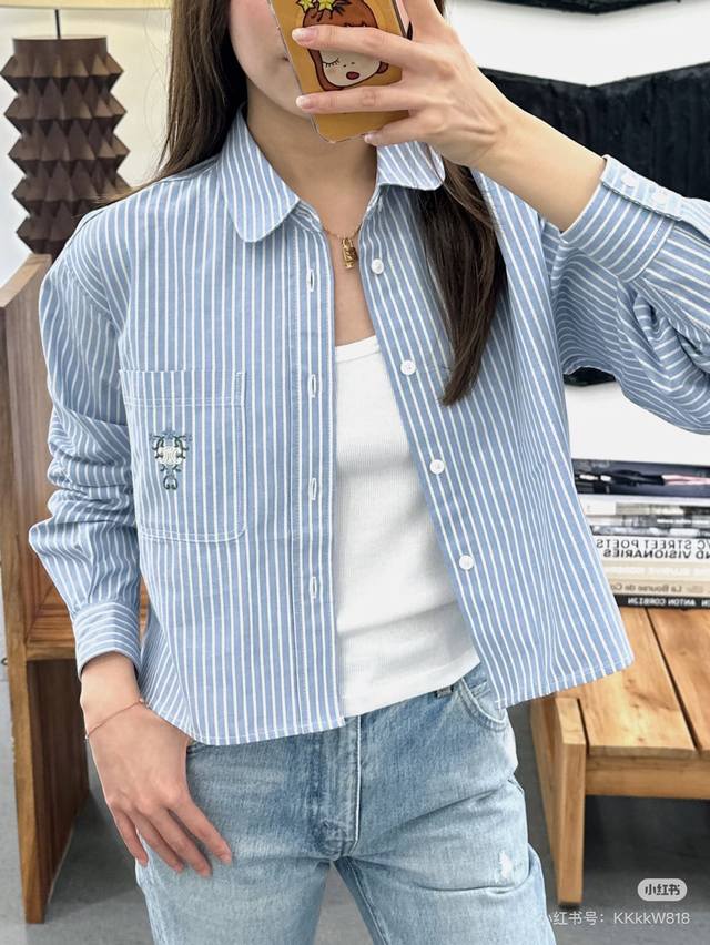 Celine25翻领刺绣条纹衬衫。原版开发 高版出品。翻领刺绣条纹衬衫 定制Yb斜纹全棉材质工艺处理舒适挺括 短款长袖衬衫裁剪轻松打造好比例 通体竖条纹装饰简约