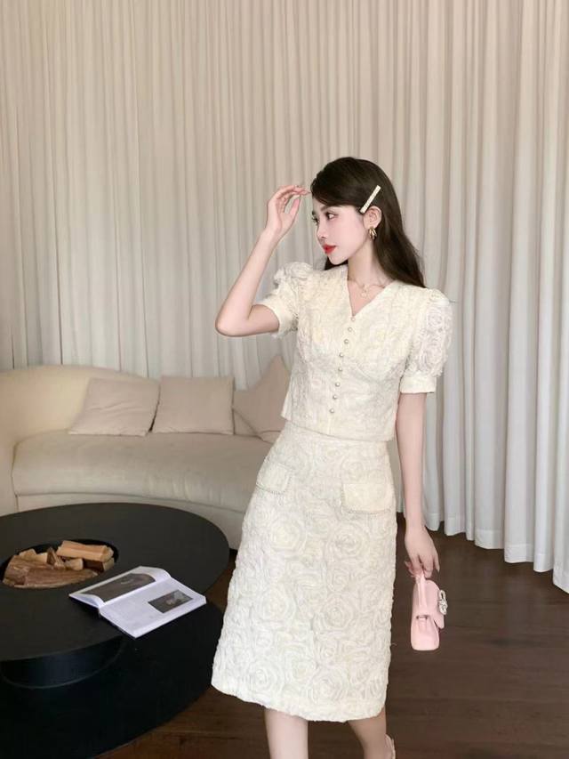 套装 高端定制，新款时尚套装，高品质放心推 经典简约套装 时尚舒适不挑人，上身美美美~大爆款， Sml X L面料：网纱盘花亮片S码胸围82肩宽33衣长46腰围