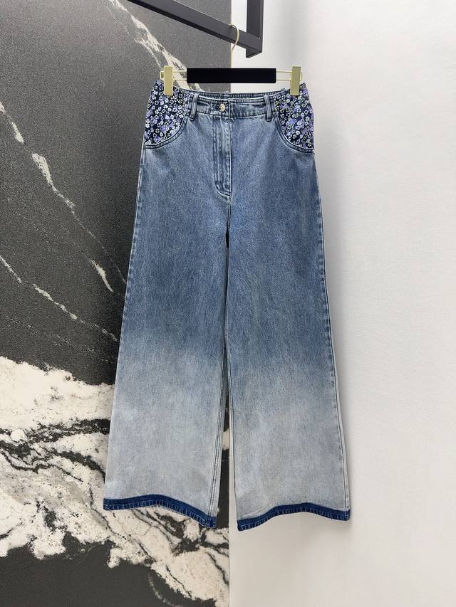 外套 裤子 C家 25Ss 春夏新品双口袋做旧风牛仔外套搭配渐变色牛仔裤套装 碎花拼接设计很精致 复古渐变洗水蓝颜色非常好看 每年必出的经典直筒裤上身巨显瘦 休