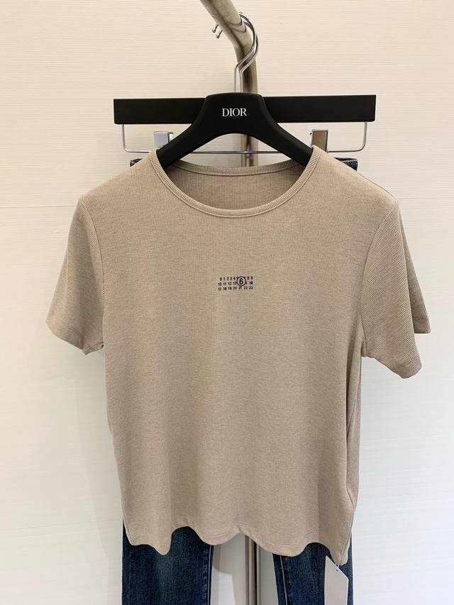 Acnestudios 2025 夏季新款 数字印花短袖T恤 胸前特殊工艺处理 浅咖色打造不失休闲的个性风格 时髦且洋气品牌高级感拉满 单穿内搭都出彩时髦 码数