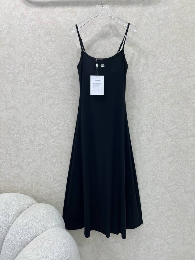 Chan*L 25新款小香吊带裙带胸垫黑色吊带长裙，流畅线条勾勒曼妙身姿。经典双C标志低调闪耀，于无声处诉说奢华。穿上它，漫步都市街头，亦或出席优雅聚会，皆能诠