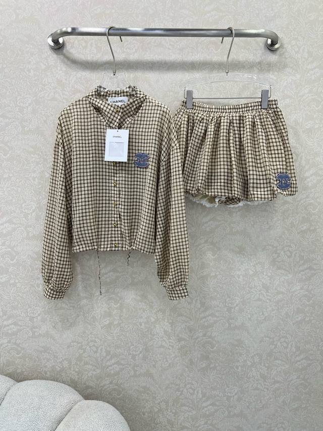 Chan*L 25新款中古细格子套装 格纹面料自带肌理感 ，衬衣下摆抽绳视觉上层次丰富 悬垂性与骨感兼备 衣型体面有型配以色彩丰富宽间距条纹 ，花苞半裙更是俏皮