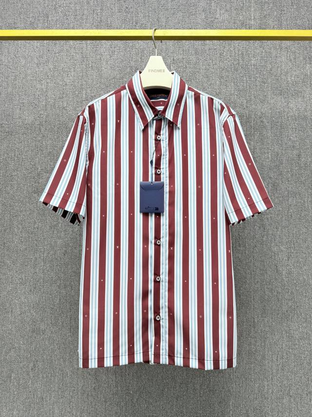 Lv-Z， ,L*Uis Vuitton 夏季新品 条纹棉质短袖衬衫 印花条纹棉质面料舒适透气 Logo扭扣 开合门襟 常规休闲版型 男女同款 精工制作 高级质