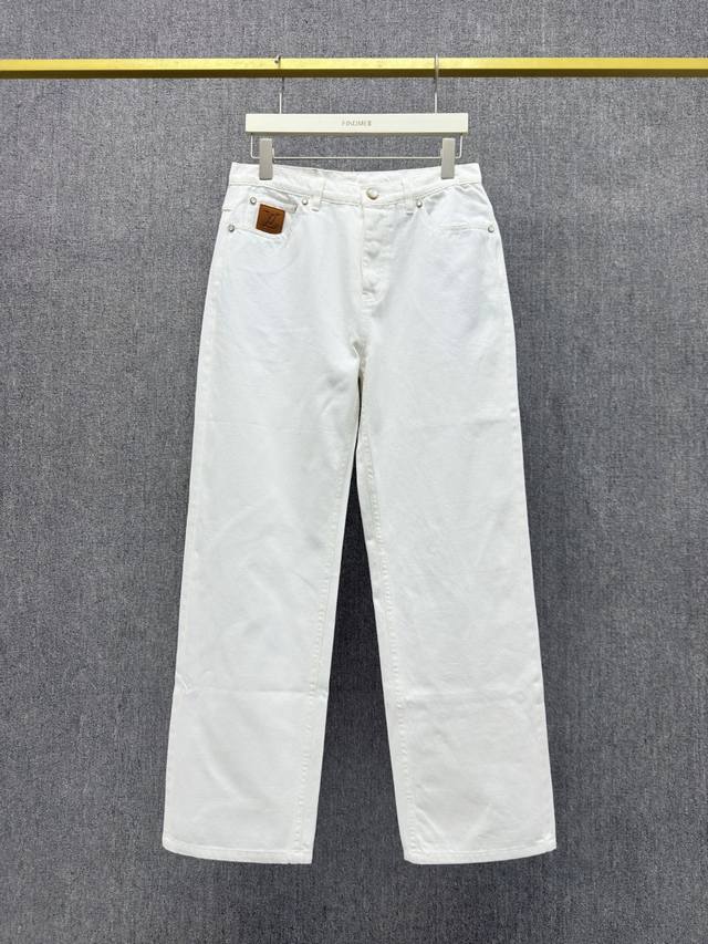 Lv-Z， ,L*Uis Vuitton 25Ss当季新品 滑板牛仔长裤 本滑板裤以丹宁布塑造休闲剪裁， 成就夏日造型的清爽之选。 票袋和腰部点缀正绒面革标识贴