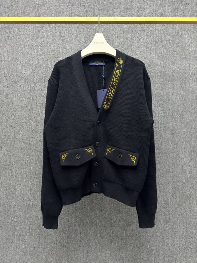 Lv-Z， ,L*Uis Vuitton 秋冬新品 刺绣毛织厚实开衫 V领边 前袋盖带有金线绣工艺的点缀 金边Logo扭扣 与刺绣色彩相呼应 常规休闲版型 男女