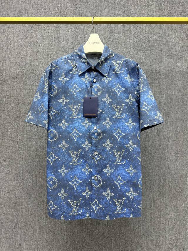 Lv-Z， ,,L*Uis Vuitton 25Ss夏季新品 丝质翻领短袖衬衣 Lv Regatta 图案描摹繁华港口 与当季航游主题巧妙呼应 同款短裤搭配相宜