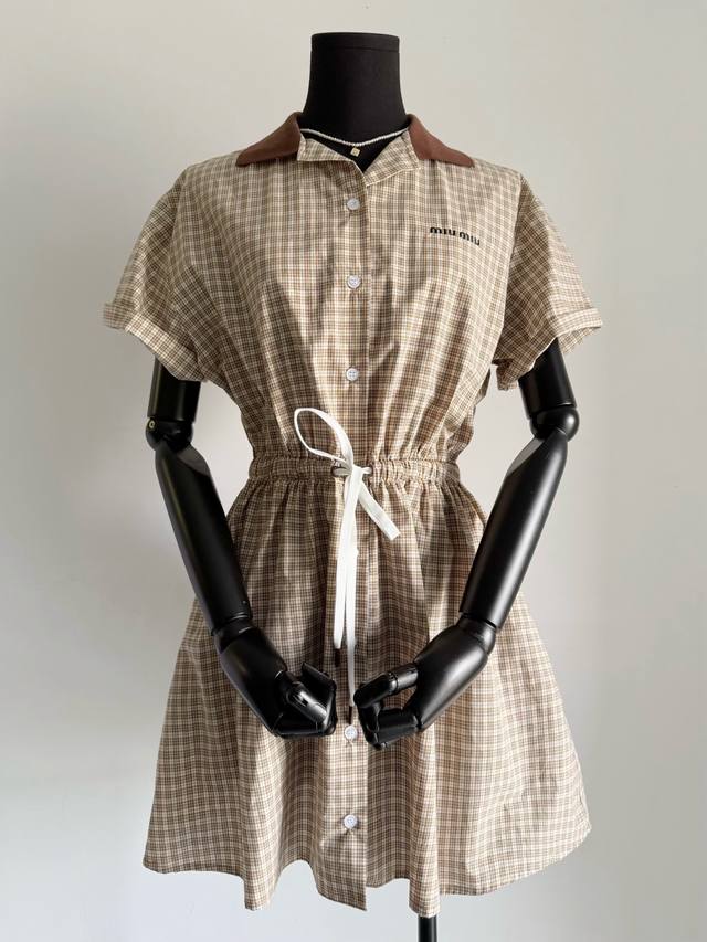 Miumiu美拉德色调细格纹拼接Polo领衬衫连衣裙 36 38 40少女情怀总是诗具像化了 超适合日常穿的一条格纹连衣裙 乍看平凡上身真的很好看 卡其色细格纹