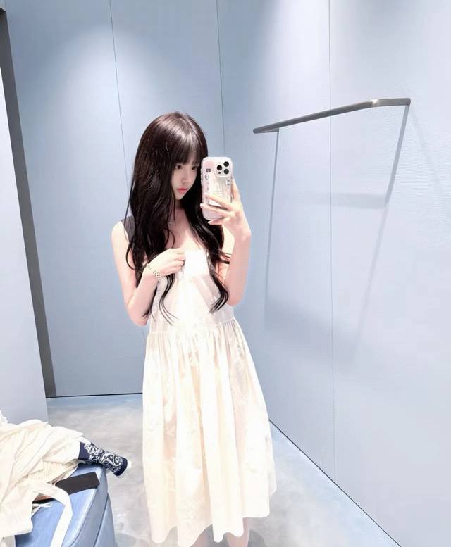 Miumiu25春夏新款 法式蕾丝花边Logo刺绣黑带连衣裙 下摆饰有法式蕾丝花边设计法式感拉满～ 棉麻面料穿起来特别舒服清爽！ 纯白色 高级百搭 单色 Sml